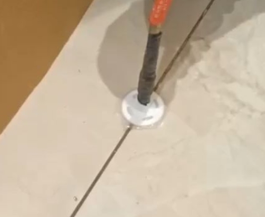 保定市瓷砖空鼓维修公司专业解答瓷砖在铺贴过程中，如果没有涂抹均匀到位的粘结材料（如水泥砂浆或瓷砖胶），可能会导致以下问题