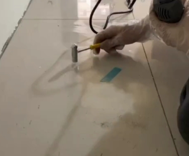 保定市瓷砖开裂维修公司专业分享瓷砖在铺贴前如果没有沥干水分，将会导致以下问题