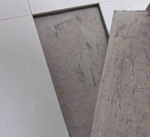 保定市瓷砖空鼓维修公司分享瓷砖铺贴时如果打浆（即涂抹在瓷砖背面和基层上的砂浆或瓷砖胶）过少，会带来以下问题